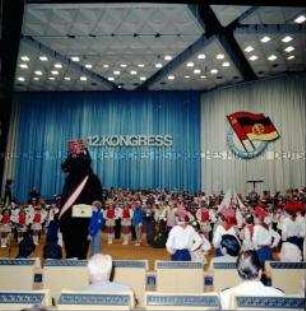 Junge Pioniere und andere Mitglieder von Kinder- und Jugendgruppen beim 12. Kongress der DSF in Berlin (Ost)