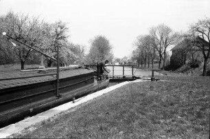 Retzwiller: Rhein-Rhone Kanal, Kahn in der Schleuse