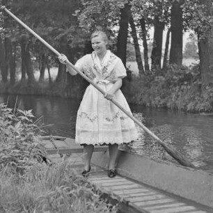 Jungendliche in Spreewälder Festagstracht unterwegs mit dem Kahn. (Liska Nakoinz) : Młodostna w Błótowskej swjedźenskej drasće po puću z čołmom. (Liska Nakoincec)