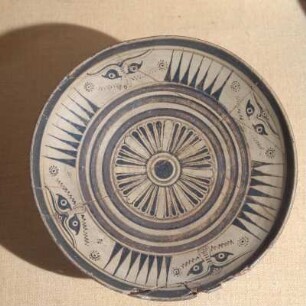 Rhodos, Archäologisches Museum. Flacher rhodischer Teller mit 4 Hörner- und Augen-Protomen
