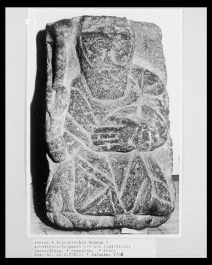 Architekturfragment (?) mit figürlicher Darstellung.