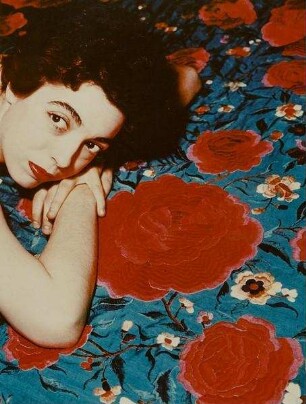 Isabelle de Tinoco auf blumiger Stofftextile