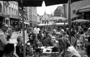München: Tische auf der Kaufingerstraße