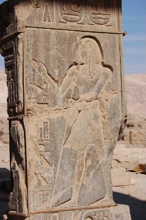 Darstellung des Pharao Ramses II. im Ramesseum in Theben-West