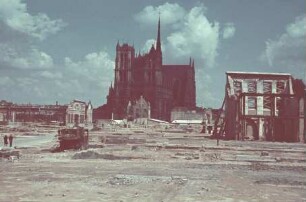 Die Kathedrale Notre-Dame in Amiens von Südwesten, im Vordergrund die zerstörte Stadt (Aufnahme im Rahmen der Fotokampagne im besetzten Frankreich)