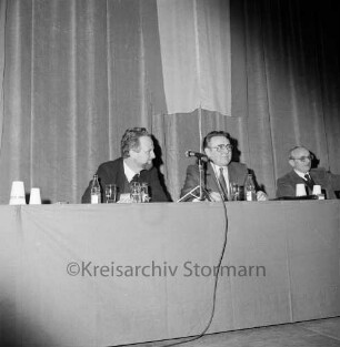 Kreisbauernverband Stormarn: Bad Oldesloe: Stormarnhalle: 36. Kreisbauerntag: der Vorstandstisch mit Klaus-Martin Lotz, Geschäftsführer des Deutschen Bauernverbandes