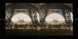 Blick unter dem Eiffelturm zum Trocadero, Paris