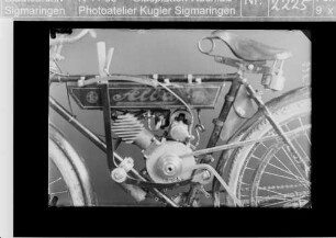 Motorräder; Fahrrad mit Hilfsmotor der Firma Alba in Stettin, Detail (Motor)