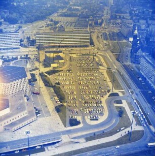 Parkplatz zwischen Rathaus und Stadthalle in der Innenstadt von Chemnitz : Blickrichtung Südosten