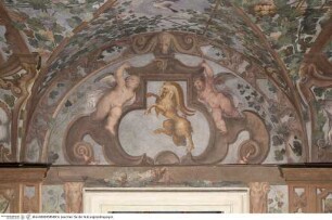 Freskierte Loggiendekoration, Steinbock mit Putti auf illusionistischem maßwerkartigen Rahmen