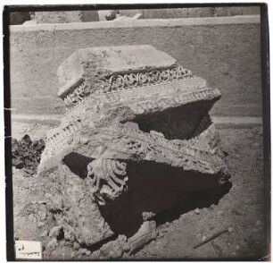 Giebelfragment, Baalbek: Seitliche Ansicht