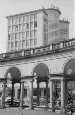 Frankfurt: Hochhaus mit Säulengalerie des Hotels