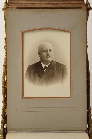 3. Portrait: Carl Feodor Haacke, Gewerberat in Leipzig : Patentierter Bilderständer. "In Ehrerbietung gewidmet von den Gewerbeinspektoren des Königreichs Sachsen"