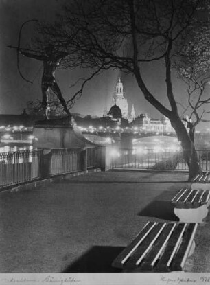 Dresden. Blick vom Königsufer mit Bronzestatue "Bogenschütze" über Carolabrücke auf Silhouette der Altstadt