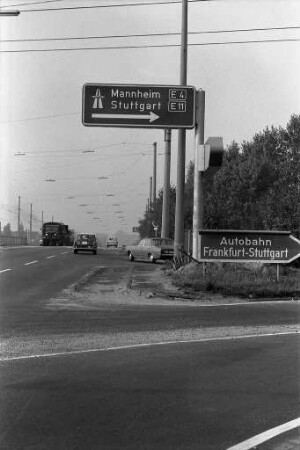 Anbringung einer neuen Beschilderung an der Autobahneinfahrt Rüppurr