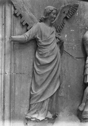 Mittleres Westportal — südliches Gewände — Engel