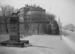 Pionierdenkmal am Terrassenufer : Pionierdenkmal, Denkmal für die im 1. Weltkrieg gefallenen sächsischen Pioniere, am Terrassenufer und Belvedere auf der Brühlschen Terrasse mit Moritzmonument