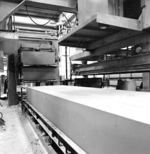 Eilenburg, Dübener Landstraße. VEB Betonwerk Laußig, Betriebsteil Betonwerk Eilenburg. Werkhalle der Gasbetonproduktion. Rollenbahn mit Fertigteilen