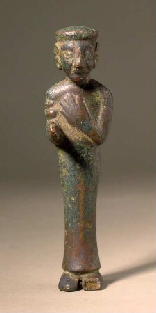 Orientalische Statuette einer Frau mit langem ungegürtetem Chiton, rechte Hand vorstreckend, linke vor der Brust. Linke Fußspitze fehlt.