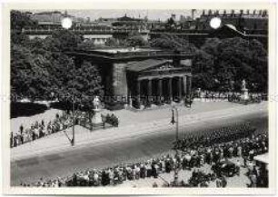 Berlin, Ehrenmal, Ablösung der Wache