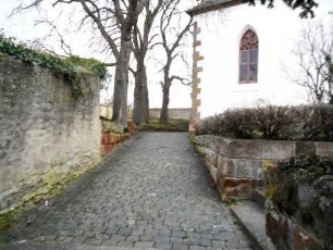 Martinskirche-Kirchhof im Westen mit Langhaus (barocker Neubau)