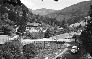 Todtnau: Reisekolonne des Bundesministers für Verkehr vor dem Gasthaus Waldeck