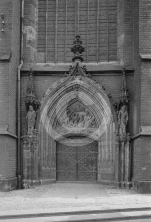 Nordportal der katholischen Kirche Sankt Peter und Paul in Liegnitz