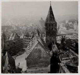 Nürnberg, Blick von der Kaiserburg auf Zerstörungen am Tiergärtnertor und Albrecht-Dürer-Haus