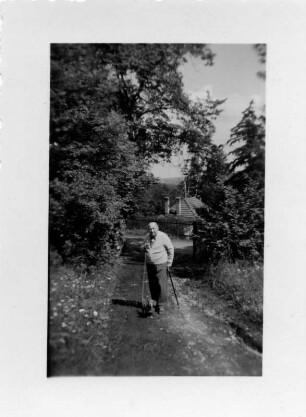 Albumseite : Ferien im Komponistenheim Hildburghausen/Thüringen. Kunstledereinband (Falbin-Erzeugnis) mit Goldrahmung, geprägt, Papier, geklebt, ca. 8,9 x 12,3 x 2,5 cm (1965). Dresden: SLUB, Deutsche Fotothek 2013.A.210