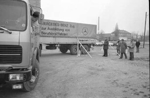 Praktische Prüfung der Industrie- und Handelskammer Karlsruhe für Berufskraftfahrer auf dem Messplatz
