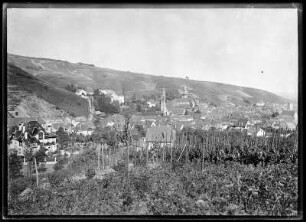 Rappoltsweiler (Ribeauville/Frankreich). Stadtansicht mit Weinbergen