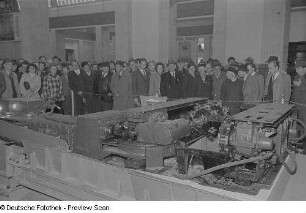 Besucher an einem Ausstellungsobjekt in der sowjetischen Ausstellungshalle (Sowjetischer Pavillon)