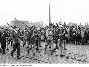 Festzug zur 750-Jahrfeier Dresdens auf der Brücke der Einheit (Albertbrücke)