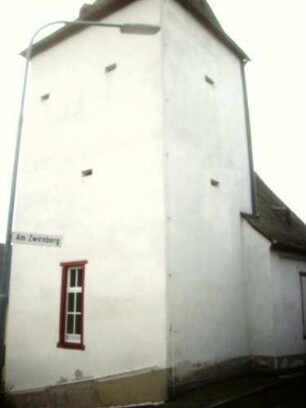 Niederlemp-Kirchturm von Nordosten (querrechteckig)-Spätgotischer Neubau-Fester des Turmchors Barock überformt-Obergeschosse mit querliegenden Büchsenscharten