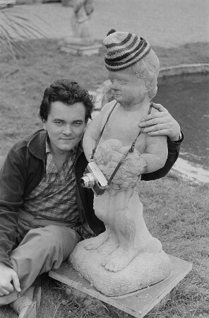Rudolf Bartsch mit einem verkleideten Putto im Park des Schlosses Belvedere in Weimar