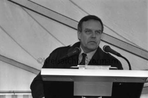 CDU: Wahlveranstaltung vor Landtagswahl: Marktplatz: Zelt: Spitzenkandidat Volker Rühe hält Ansprache am Rednerpult: 12. Juni 1999