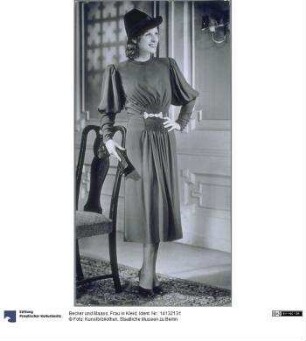 Frau in Kleid