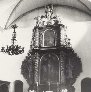 Altar mit Kreuzigungsgemälde, gerahmt von Christus als Schmerzensmann und Pilatus