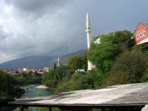 Mostar: Stadtansicht mit Karadozbeg-Moschee und Fluß Neretva