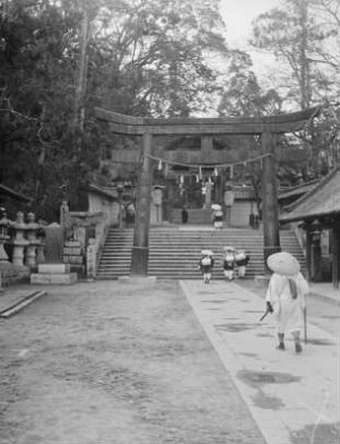 Torii in Nikko : Ansicht mit Pilgern
