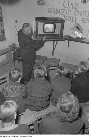 Kinder und Erwachsene beim gemeinsamen Fernsehen