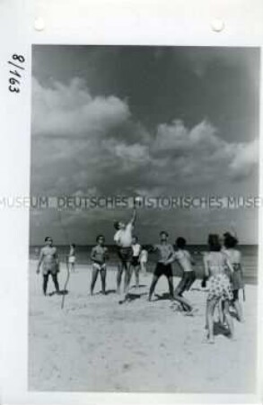 FDGB-Urlauber am Ahlbecker Strand