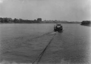 Der Rio Pardo : Ein kleiner Schlepper zieht ein Boot (?) auf den Rio Pardo.