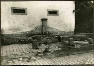 Hauptstraße Laufbrunnen am Schloß