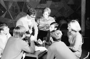 Freiburg: Haus der Jugend; diskutierende Jugendgruppe im Haus der Jugend