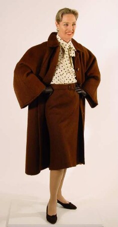 Winterliches Complet, kastanienbrauner Mantel mit Rock und gepunkteter Bluse