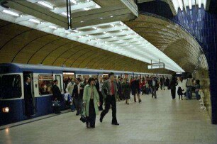 München: U-Bahnhof, Marienplatz, mit Zug