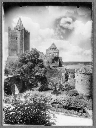Frühling um die Rudelsburg : Bad Kösen. Rudelsburg. Ansicht von Osten mit Bergfrit