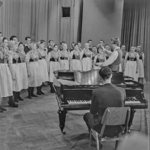 VI. Bundeskongress der Domowina in Hoyerswerda : Hoyerswerda. VI. Bundeskongress der Domowina. Auftritt eines sorbischen Chores