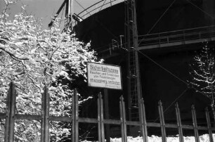 Freiburg: Warnungsschild und verschneite Sträucher, am Gasometer